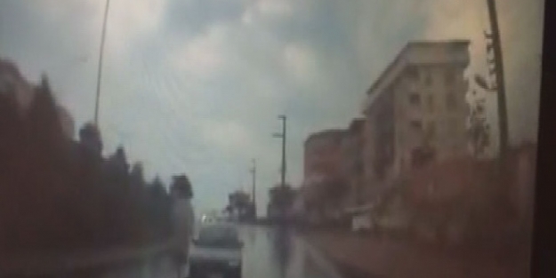 Otomobil halk otobüsü ile çarpıştı