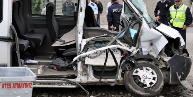 Yük treni öğrenci servisine çarptı!