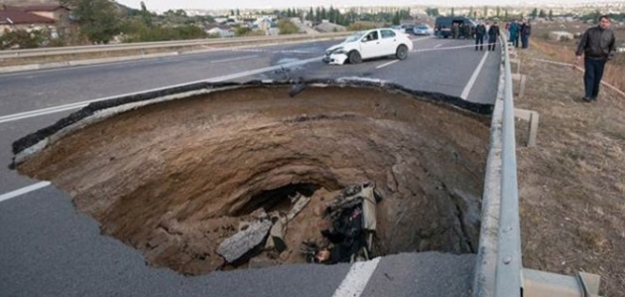 Otoban çöktü: 6 ölü