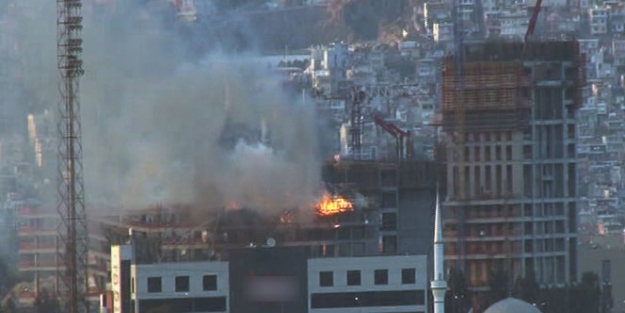 Gökdelen alev alev yanıyor