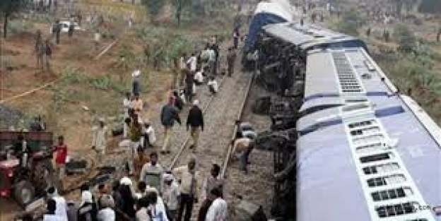 İki tren çarpıştı: 12 ölü