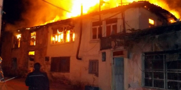 Tinerciler ahşap binayı yaktılar!