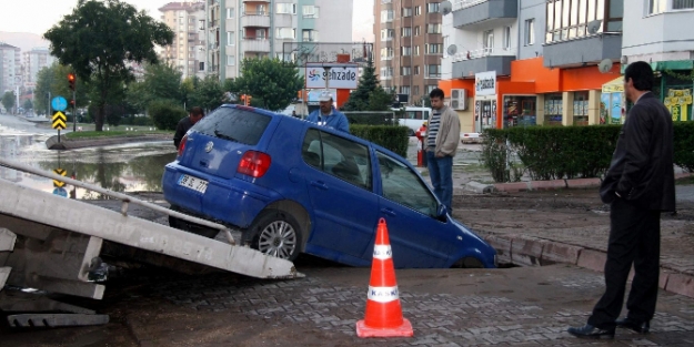 Yol çöktü otomobil çukura düştü!