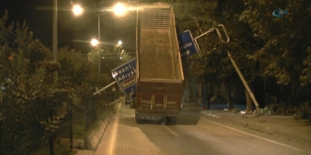 TIR dorsesi tabelaya çarptı