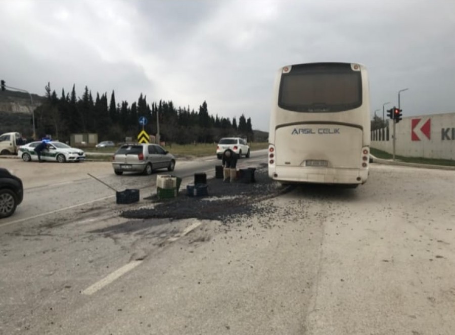 Bursa'da zeytin yüklü kamyonet otobüs ile çarpıştı! Zeytinler yola saçıldı