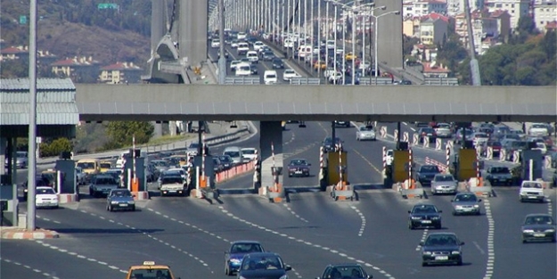 Otoyol ve köprülerde ücretsiz geçiş başladı