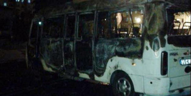 Minibüsü içinde yolcular varken ateşe verdiler!