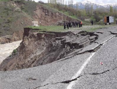 Heyelan korkulu anlar yaşattı!