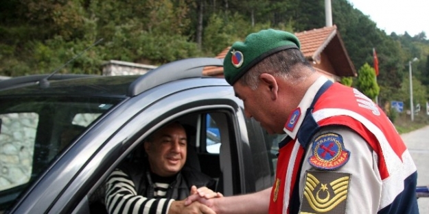 Jandarmadan Uludağ Yolcularına Bayram Şekeri