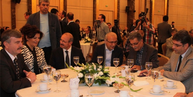 Bakan Elvan Partililerle bayramlaştı