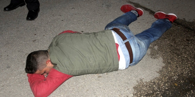 Alkolü fazla kaçıran genç sokak ortasında sızdı!