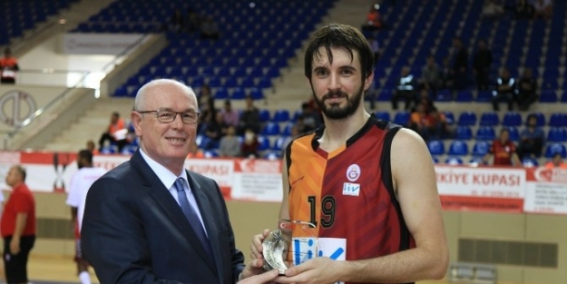 Başkan Kurt’tan Basketbolcuya Ödül