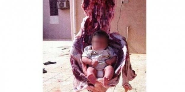 Bebeği kanlı kurbanın için oturttular!