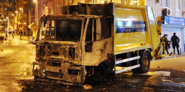 Şoför içindeyken çöp kamyonunu ateşe verdiler!