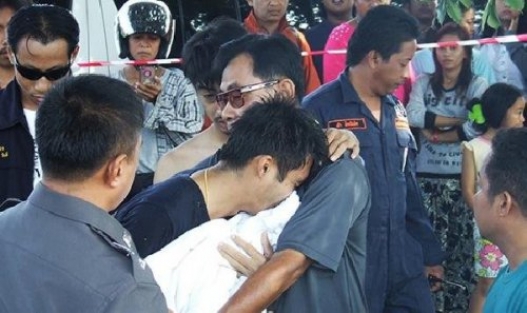 Bebeğiyle birlikte köprüden atladı!