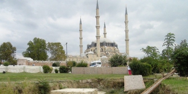 Tarihi Camiye Yakışmayan Meydan