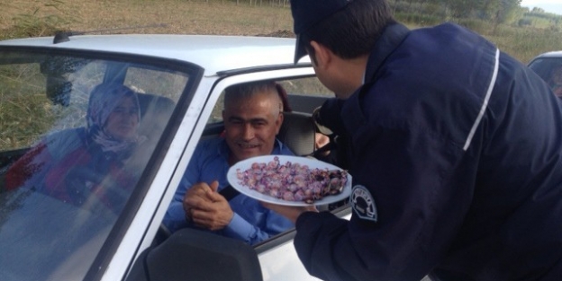 Polisten Sürücülere Ceza Yerine Şeker