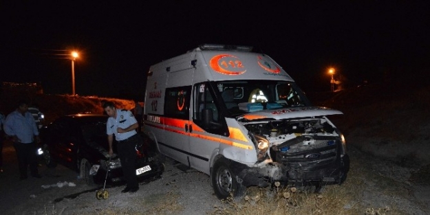 Kazaya Giden Ambulans Kaza Yaptı: 5 Yaralı