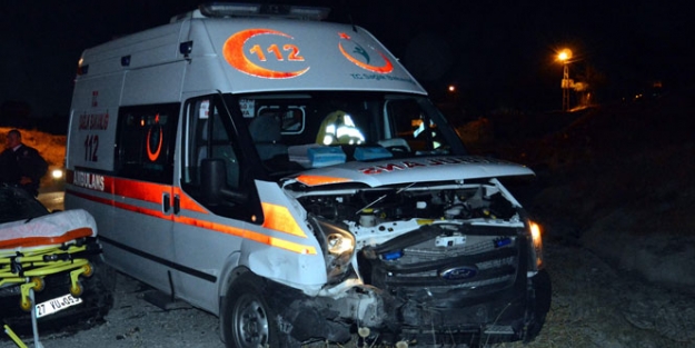 Yaralıları kurtarmaya giden ambulans kaza yaptı, 5 yaralı