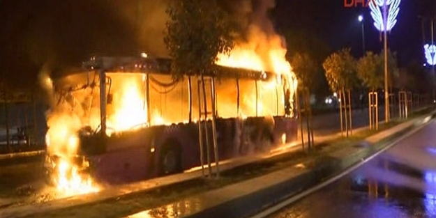 Eylemciler otobüsü ateşe verdi