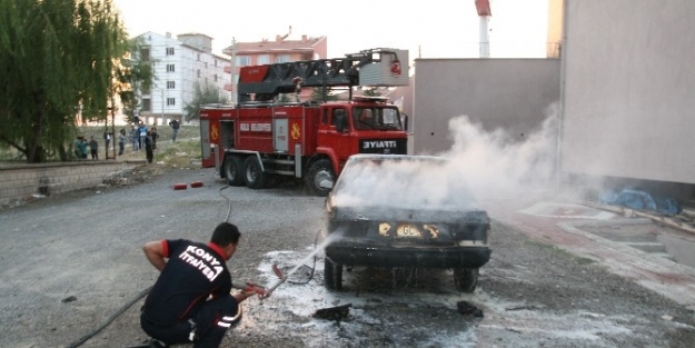 Kulu’da Park Halindeki Otomobil Yanarak Hurdaya Döndü