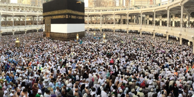 Hacılar ihramdan çıkıp duaya başladı