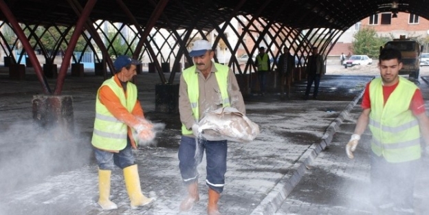 Kurban Kesim Yerlerinde Deterjanlı Su İle Temizlik Çalişmalari