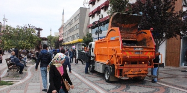 Edirne Belediyesi Temizlik Ekipleri Bayram Sonrası Temizliğine Başladı