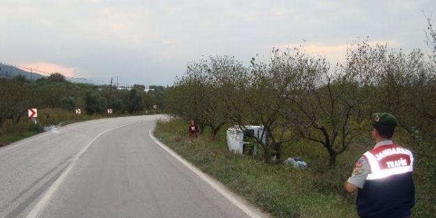 Virajı Alamayan Araç Tarlaya Uçtu: 4 Yaralı