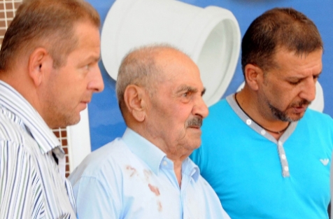 Cinnet getiren 81 yaşındaki adam eşini eşarpla...