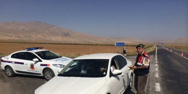 Yunak Jandarmasından Sürücülere Şekerli Uyarı