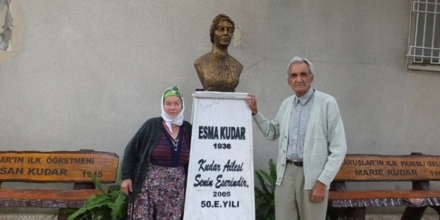 Emekli Öğretmen Karısının Heykelini Yaptırdı
