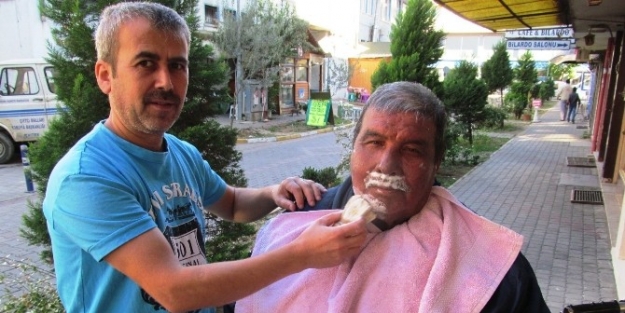 Eski Futbolcuya Akülü Arabada Tıraş