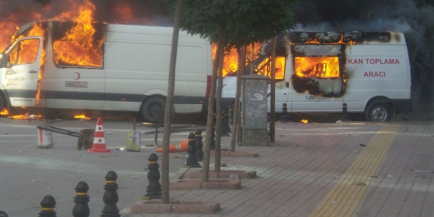 Kobani'yi bahane ettiler Kızılay araçlarını yaktılar