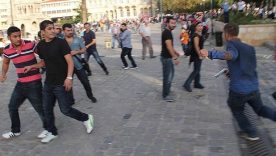 'IŞİD' eyleminde polisin silahını alan protestocu dehşet saçtı
