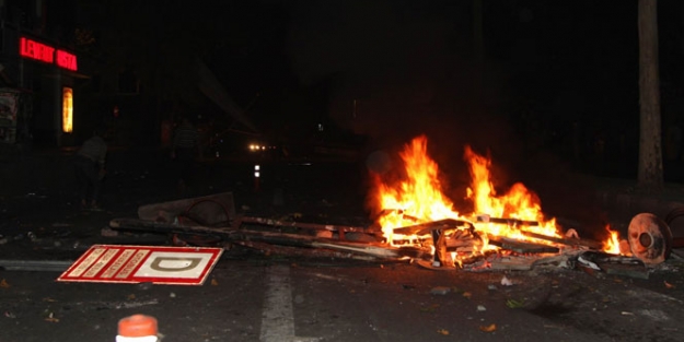 Göstericiler iki bankayı ateşe verdi