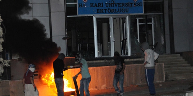 Rektörlük binasına saldırı