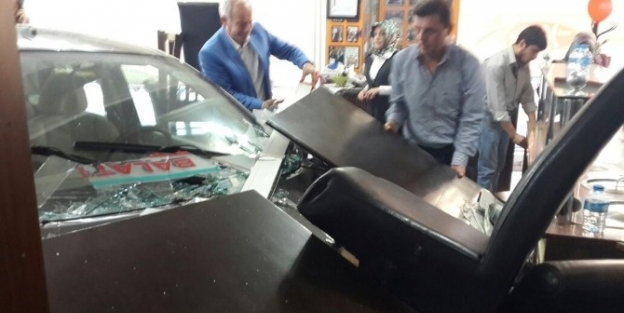 Lokantaya Otomobil Girdi, Faciadan Dönüldü