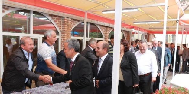 Gördes’te Bayramlaşmaya Yoğun İlgi