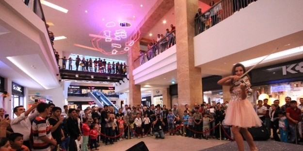 Forum Gaziantep Birinci Yaş Kutlamalarına Katılan Ceren Aksan Büyüledi