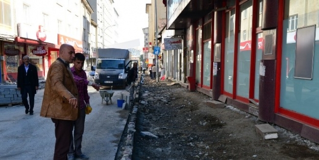 Pelit Meydanı Kaldırımları Yenileniyor