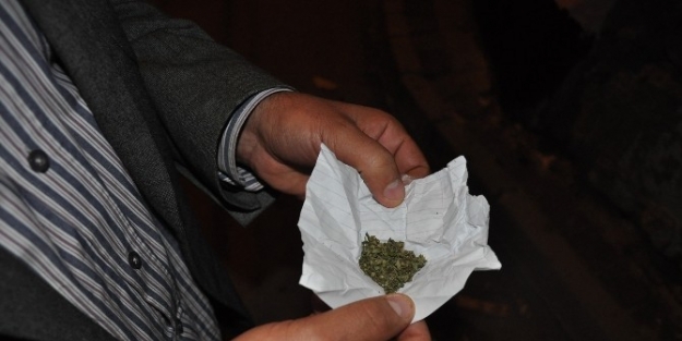 Şüpheli Poşetten Uyuşturucu Çikti