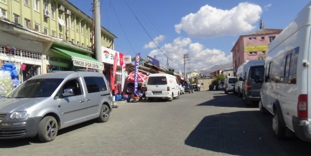 Kulp’ta Esnaf Kepenk Kapatmadı