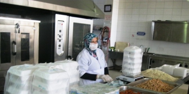 İzmit Belediyesi’nden Cenaze Evlerine Yemek Servisi