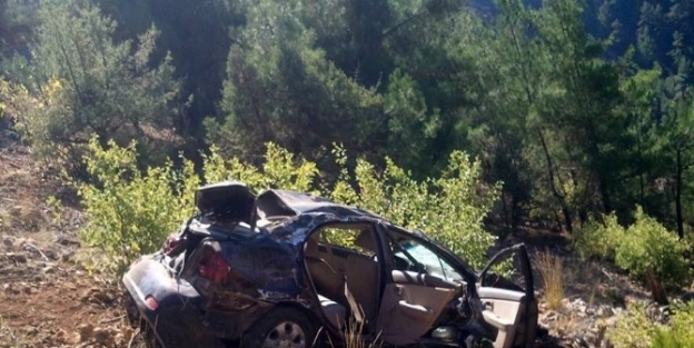 Otomobil Uçuruma Yuvarlandı: 1 Ölü, 1 Yaralı