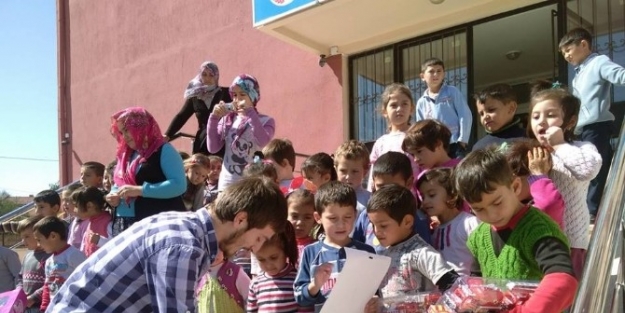 Afyonkarahisarlı Girişimci Gençlerden Öğrencilere Bayram  Hediyesi