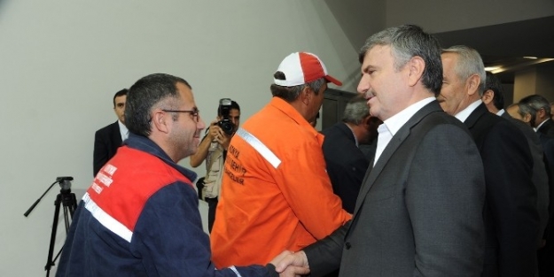 Başkan Akyürek Belediye Çalişanlariyla Bayramlaştı