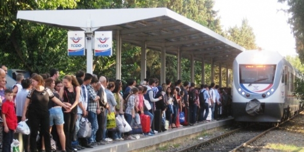 Bayramda Trenler Dolu Gitti, Dolu Geldi