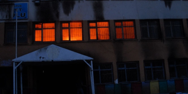 Okulu yaktılar, Atatürk'ün büstünü kırdılar!