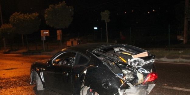 Alkollü Sürücü Otomobille Elektrik Direğine Çarpti